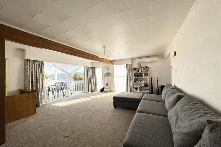 Photo of property in 14 Vina Place, Massey, Auckland, 0614