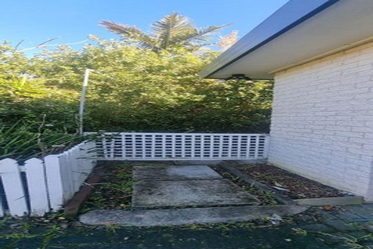 Photo of property in 2 Kerlin Crescent, West Harbour, Auckland, 0618