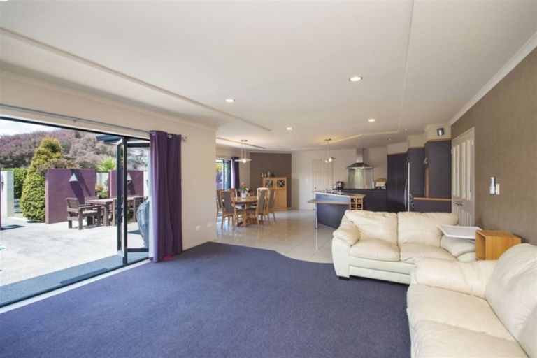 Photo of property in 8 Frank Knight Place, Waiuku, 2123