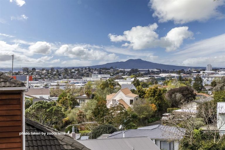 Photo of property in 1/30 Weldene Avenue, Glenfield, Auckland, 0629