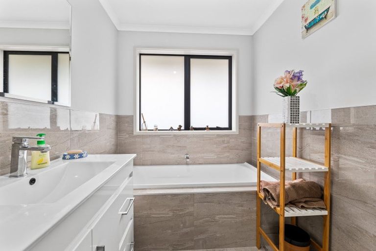 Photo of property in 11 Frederick Place, Whalers Gate, New Plymouth, 4310