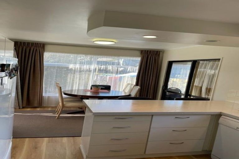 Photo of property in 2/47 Greenslade Crescent, Northcote, Auckland, 0627