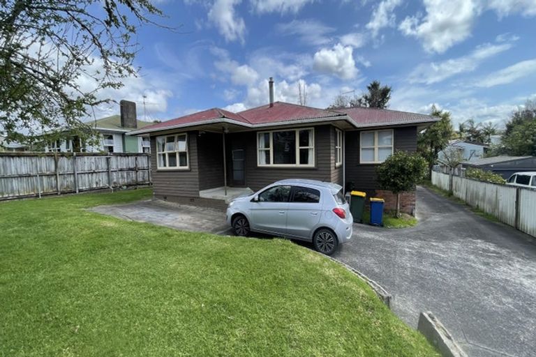 Photo of property in 12 Gill Avenue, Te Atatu Peninsula, Auckland, 0610