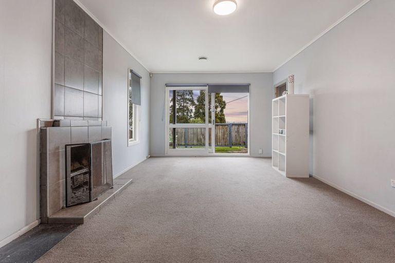 Photo of property in 15 Paton Avenue, Te Atatu South, Auckland, 0610