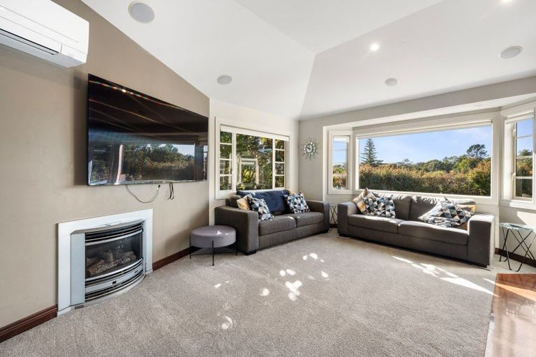 Photo of property in 8 Kerry Dell, Cockle Bay, Auckland, 2014