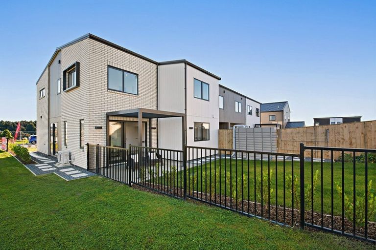 Photo of property in 1 Nga Pona Toru Road, Flat Bush, Auckland, 2019