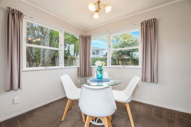 Photo of property in 2 Ashbourne Place, Glendene, Auckland, 0602