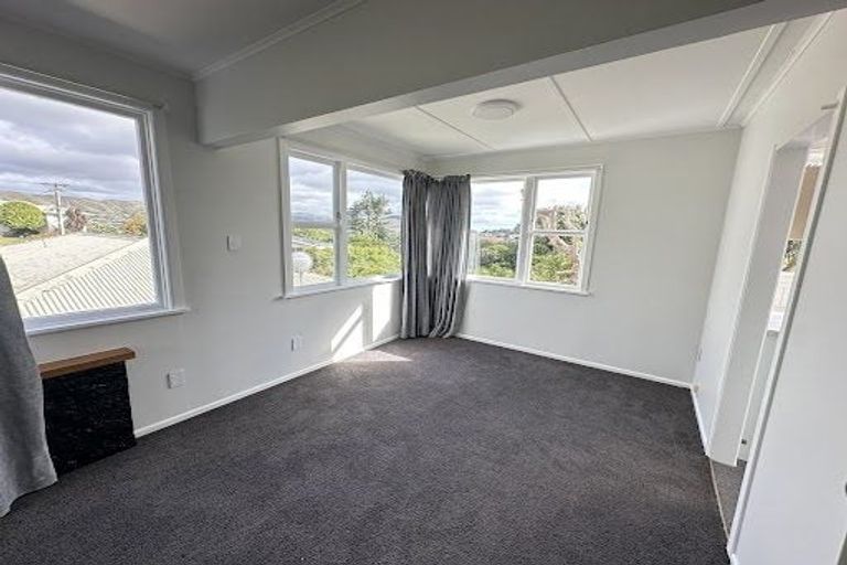 Photo of property in 32 Lynda Avenue, Paparangi, Wellington, 6037