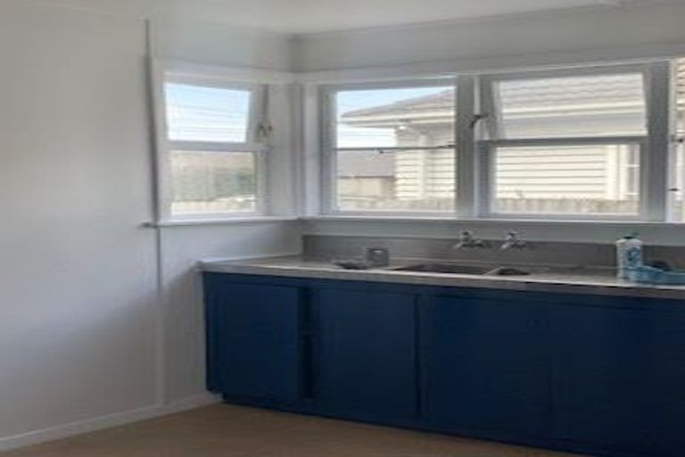 Photo of property in 2/23 Pitcairn Crescent, Bryndwr, Christchurch, 8053