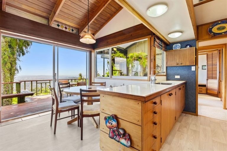 Photo of property in 13 Quinns Road, Waiatarua, Auckland, 0612