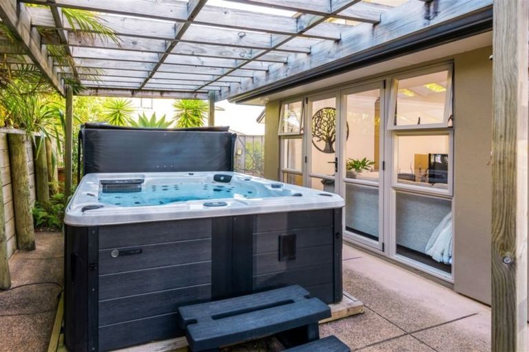 Photo of property in 17 Dunloy Place, East Tamaki Heights, Auckland, 2016