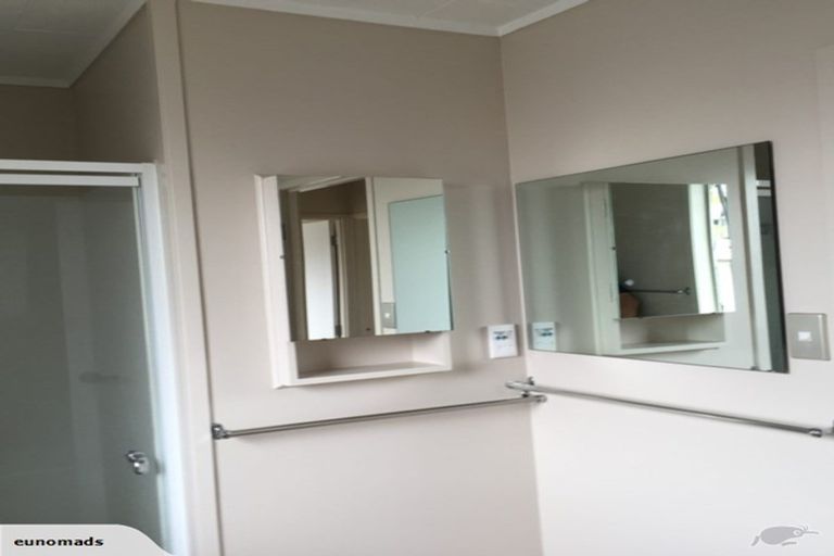 Photo of property in 2/244 East Coast Road, Forrest Hill, Auckland, 0620