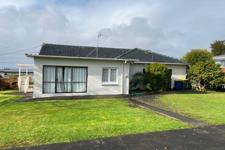 Photo of property in 40 Te Atatu Road, Te Atatu South, Auckland, 0610