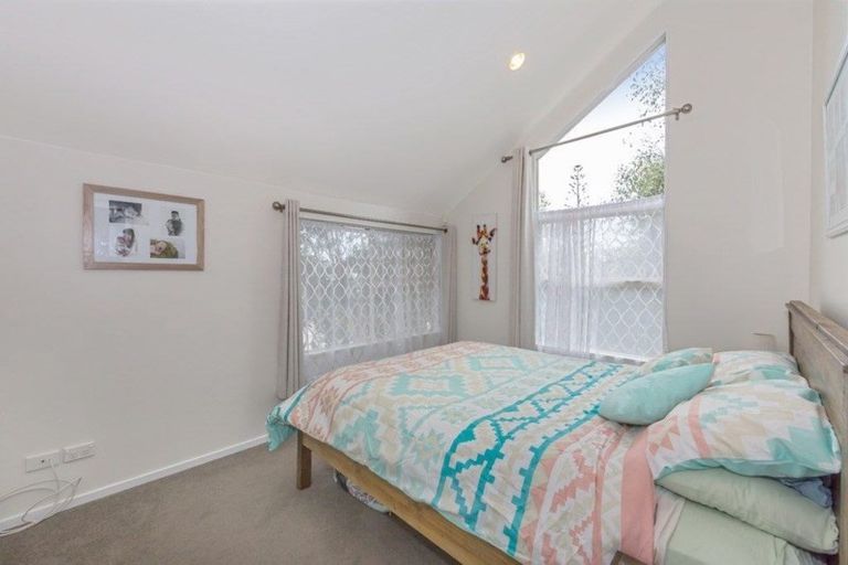 Photo of property in 18b Holiday Road, Stanmore Bay, Whangaparaoa, 0932