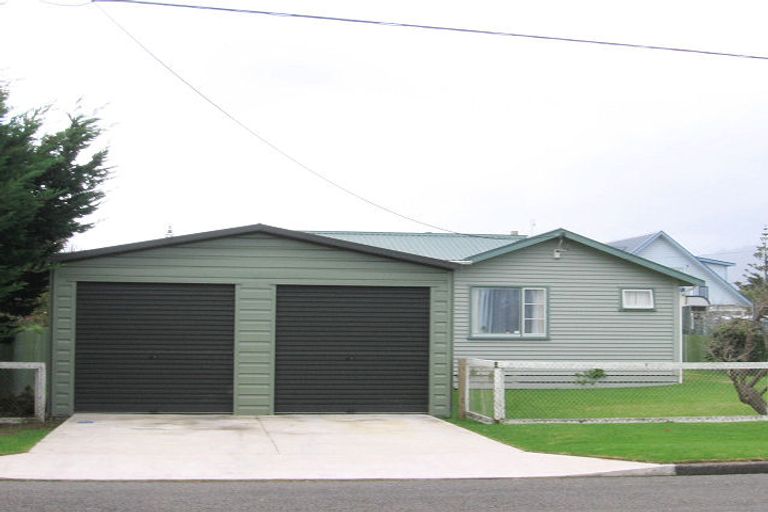 Photo of property in 21 Waimea Road, Waikanae Beach, Waikanae, 5036