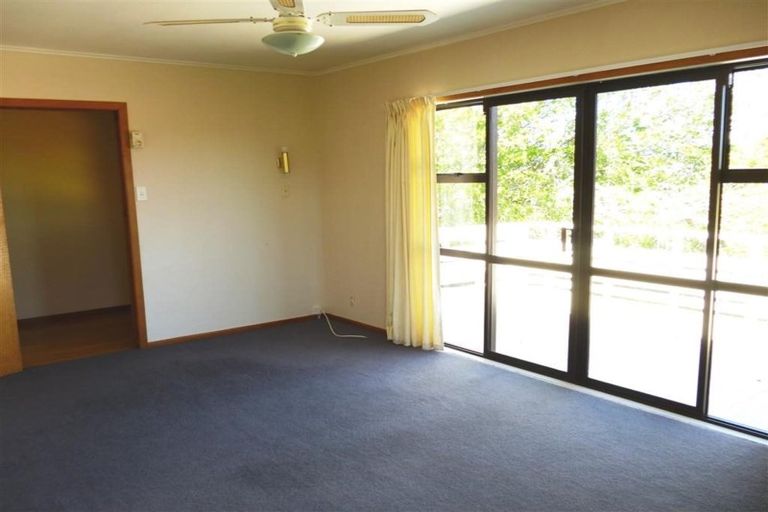 Photo of property in 4 Castaing Crescent, Te Atatu South, Auckland, 0610