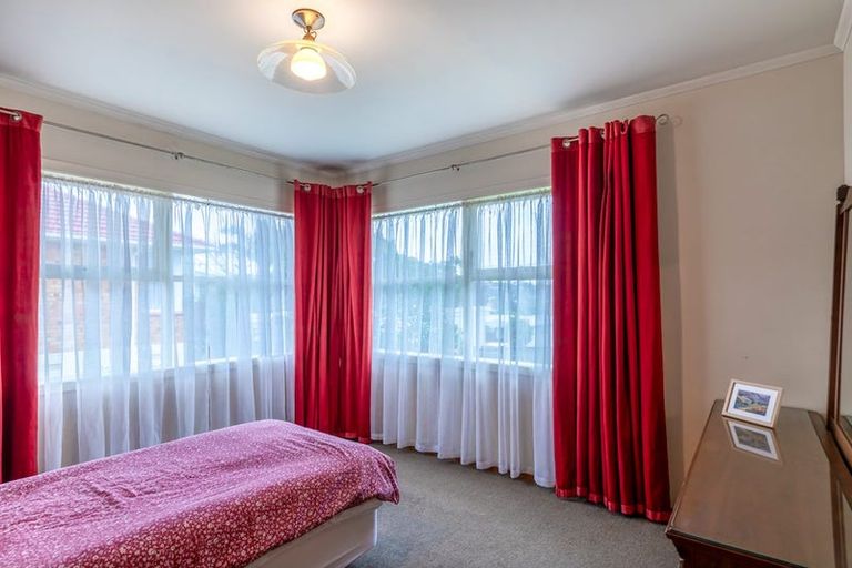 Photo of property in 26 Barron Drive, Green Bay, Auckland, 0604