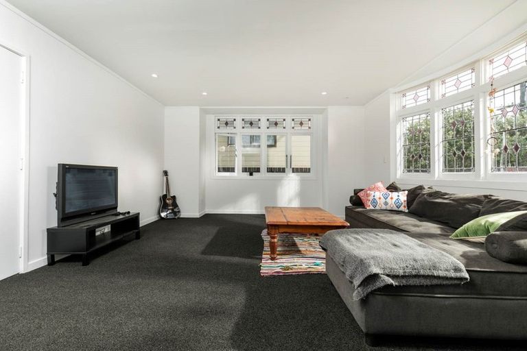 Photo of property in 24 Sulphur Beach Road, Northcote Point, Auckland, 0627