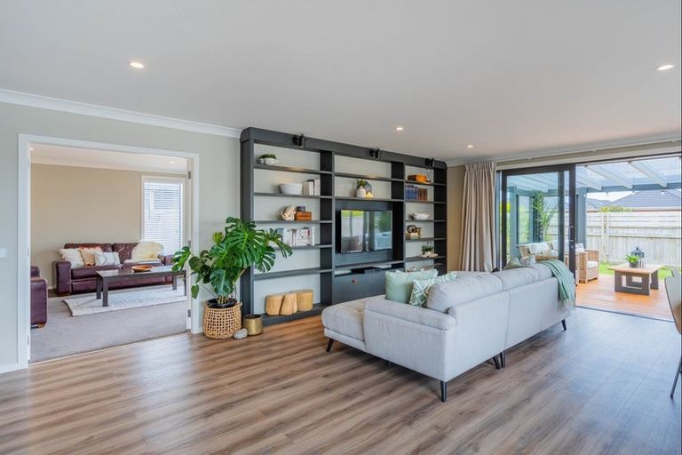 Photo of property in 11 Mahia Lane, Waikanae, 5036