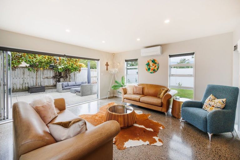 Photo of property in 2 Chestnut Close, Kelvin Grove, Palmerston North, 4414