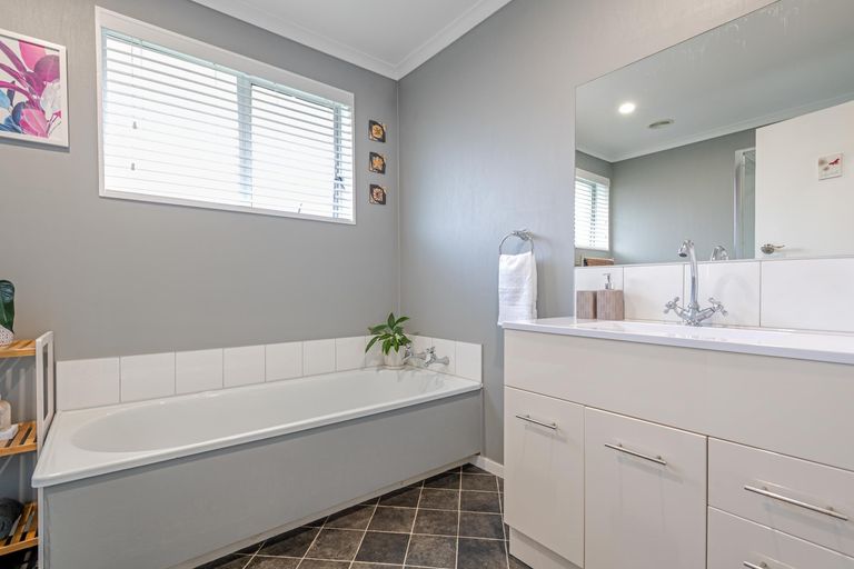 Photo of property in 76 John F Kennedy Drive, Milson, Palmerston North, 4414