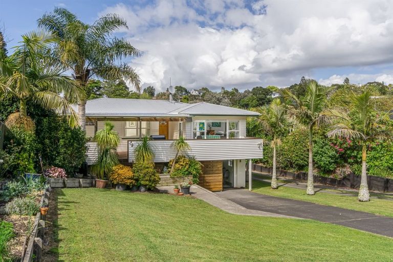 Photo of property in 1/1 Tallington Crescent, Torbay, Auckland, 0630