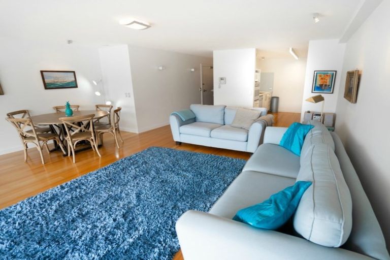 Photo of property in 74 Oriental Parade, Oriental Bay, Wellington, 6011