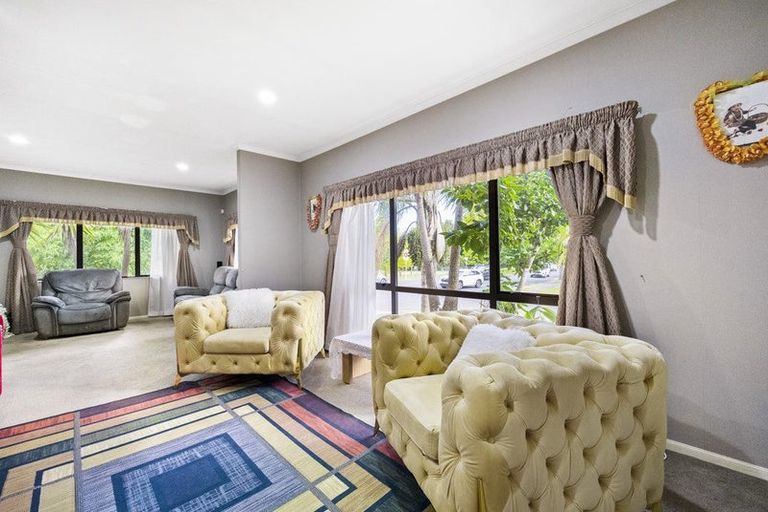 Photo of property in 1 Seresin Crescent, Flat Bush, Auckland, 2016