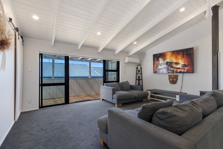 Photo of property in 113 Vipond Road, Stanmore Bay, Whangaparaoa, 0932