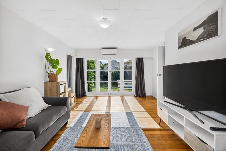 Photo of property in 36 Pine Avenue, Henderson, Auckland, 0612