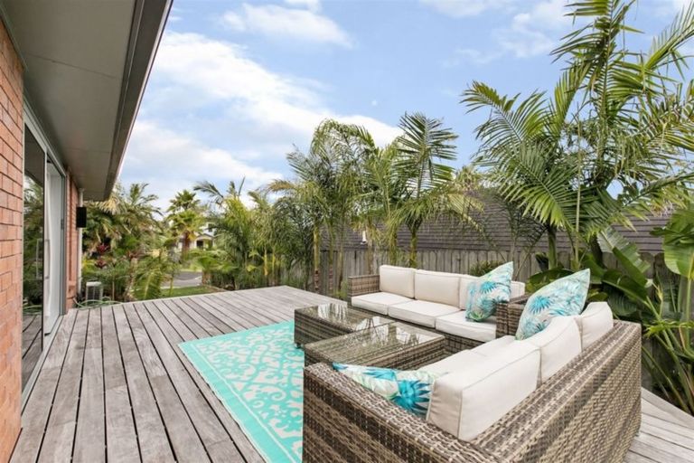 Photo of property in 6 Canonbie Place, East Tamaki Heights, Auckland, 2016