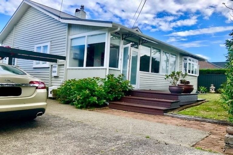 Photo of property in 11 Ocean View Road, Milford, Auckland, 0620