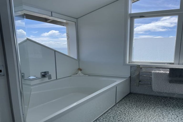 Photo of property in 17 Palliser Road, Roseneath, Wellington, 6011