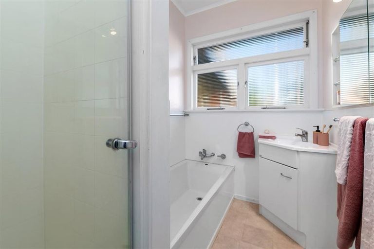 Photo of property in 1/6 Hillcrest Avenue, Hillcrest, Auckland, 0627