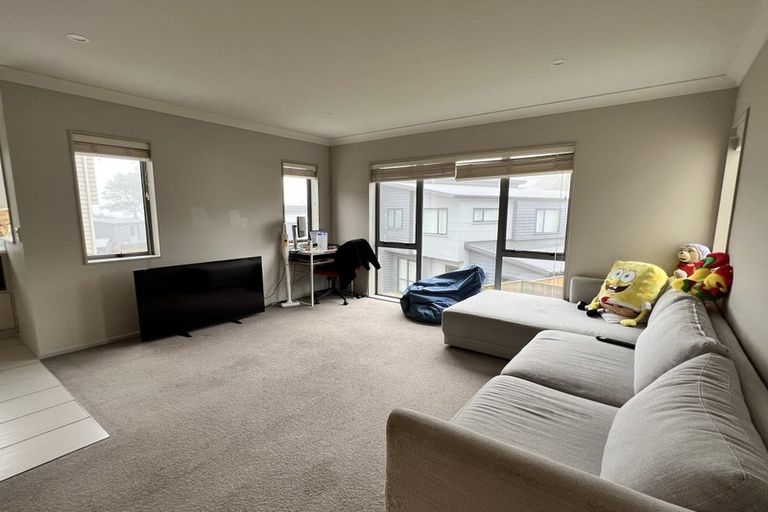 Photo of property in 61 Glanmire Road, Newlands, Wellington, 6037