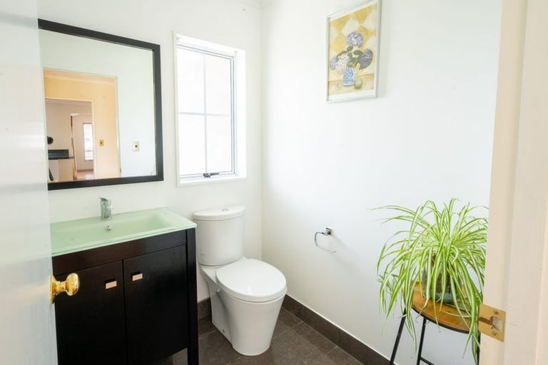 Photo of property in 2 Rosebank Avenue, Kelvin Grove, Palmerston North, 4414