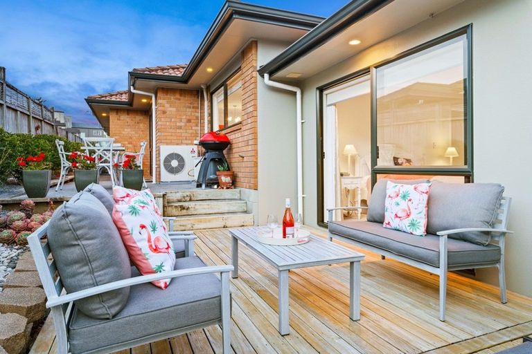 Photo of property in 20 Rising Parade, Fairview Heights, Auckland, 0632