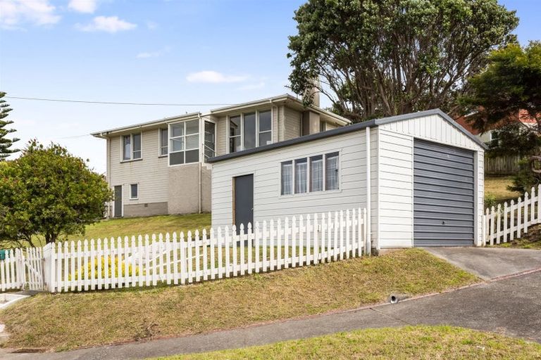 Photo of property in 2 Hiwi Crescent, Titahi Bay, Porirua, 5022