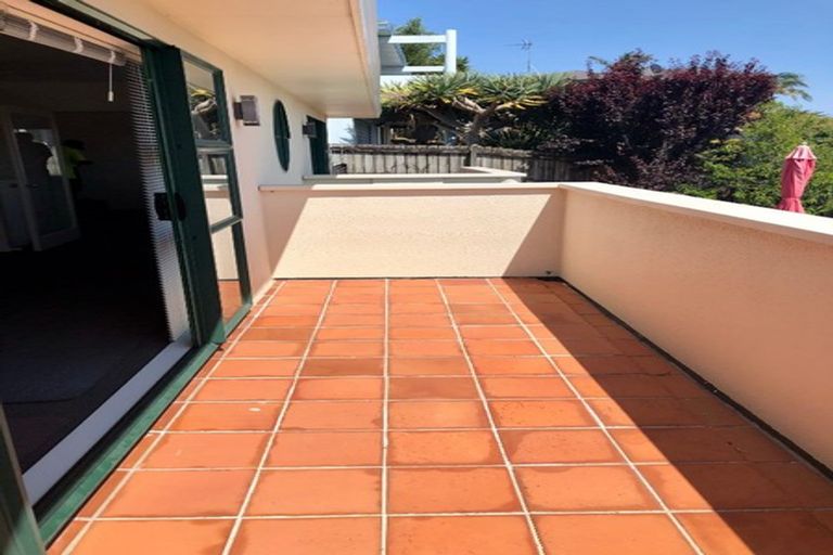 Photo of property in 2/7 Carl Place, Unsworth Heights, Auckland, 0632