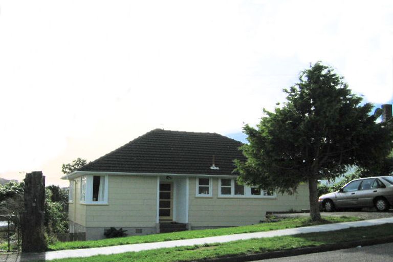 Photo of property in 16 Cumberland Grove, Cannons Creek, Porirua, 5024