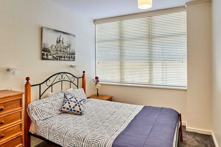 Photo of property in Rona House, 33 Rimu Street, Eastbourne, Lower Hutt, 5013