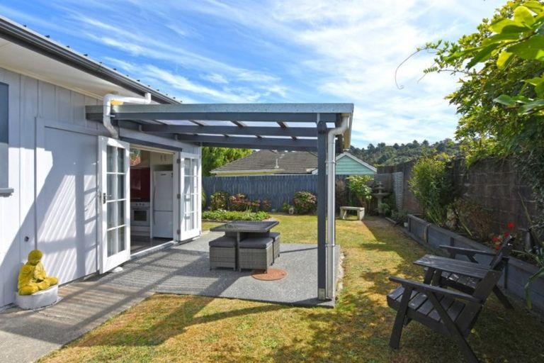 Photo of property in 1 Hawthorn Crescent, Stokes Valley, Lower Hutt, 5019
