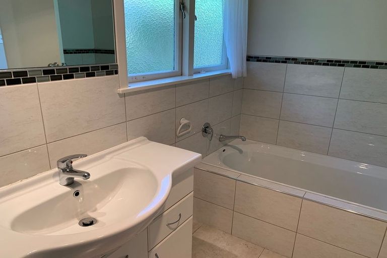 Photo of property in 8 Speedy Crescent, Hillcrest, Auckland, 0627