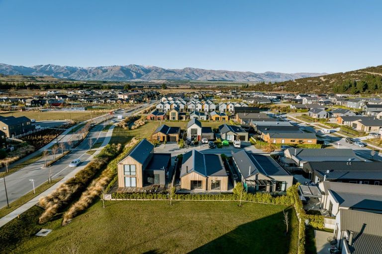 Photo of property in 5 Matakanui Lane, Wanaka, 9305
