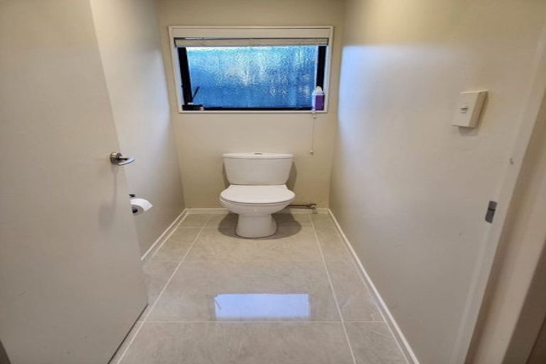 Photo of property in 102 Wiseley Road, West Harbour, Auckland, 0618