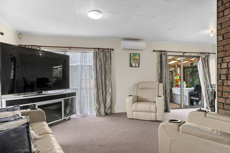 Photo of property in 71 Reynella Drive, Massey, Auckland, 0614