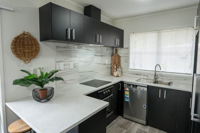 Photo of property in 98 Dalwhinnie Parade, Highland Park, Auckland, 2010