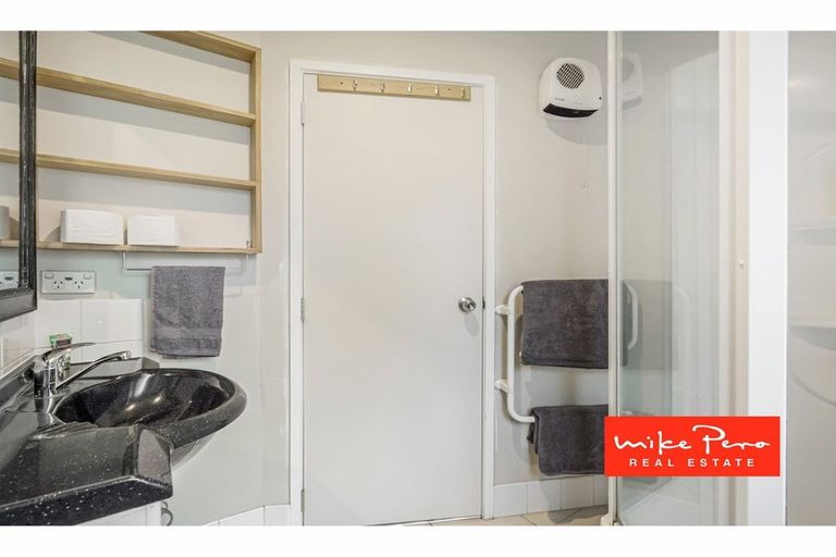 Photo of property in 2/33 Konini Road, Titirangi, Auckland, 0604