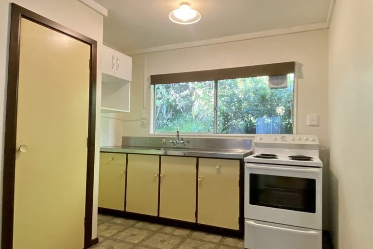 Photo of property in 2/15 Bloomsbury Grove, Newlands, Wellington, 6037