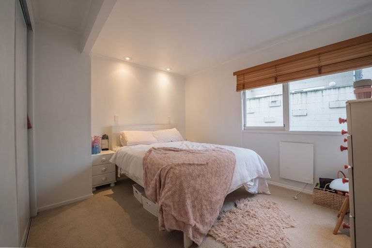 Photo of property in 1/18 Holdaway Avenue, Northcote, Auckland, 0627